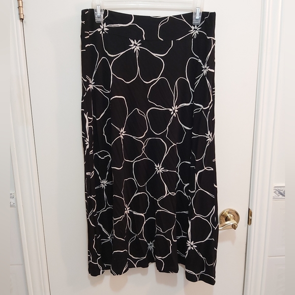 🤯2/$15 Joe Fresh Black and White Floral Rayon Skirt Size Medium (M) - Picture 1 of 4